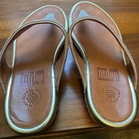Women's FitFlop Pewter/Gold Sandals women’s sized 6 - Picture 2 of 9